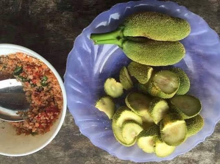 Vị giòn bùi của mít non kết hợp với vị cay, mặn của gia vị tạo nên món ăn vặt hấp dẫn