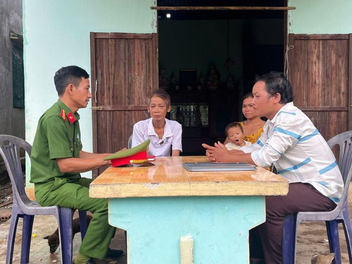 Anh Cao Xuân Hàm cùng Công an xã tuyên truyền pháp luật cho các hộ dân ở xã Bác Ái Tây, tỉnh Khánh Hòa.