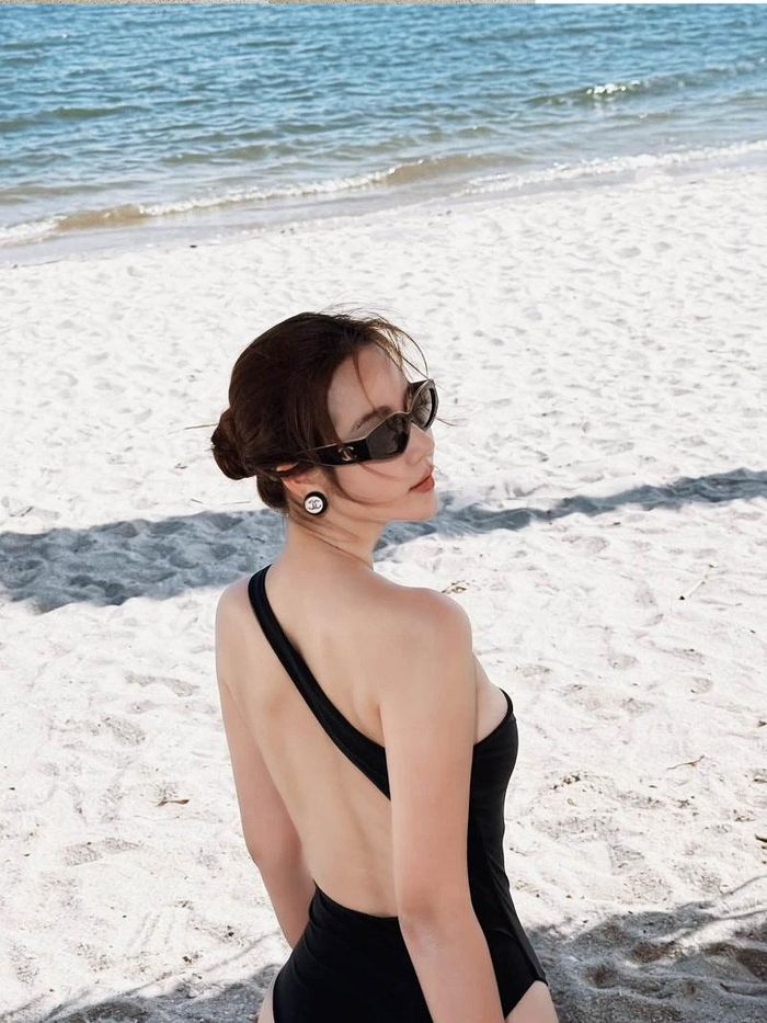 Huyền Lizzie ngoài đời theo đuổi phong cách thời trang hiện đại, thanh lịch và có phần gợi cảm.