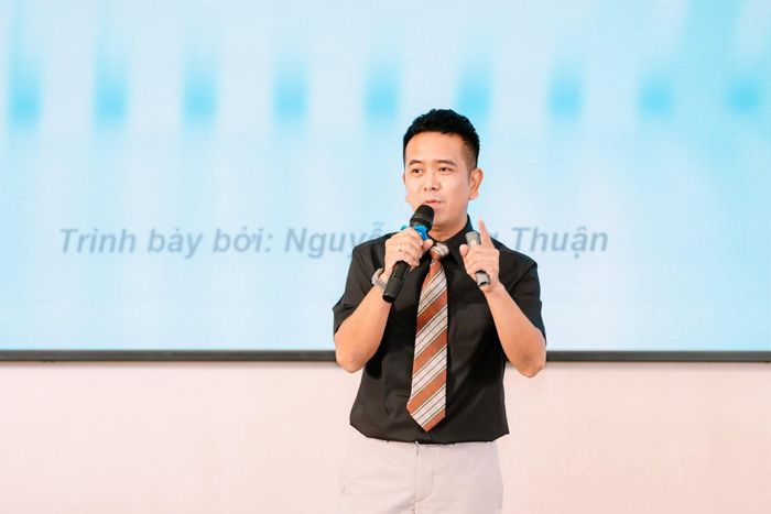 Nam diễn viên tận dụng lợi thế có lượng người theo dõi trên mạng xã hội để giới thiệu sản phẩm, thực hiện các buổi livestream và đăng tải video về bất động sản.