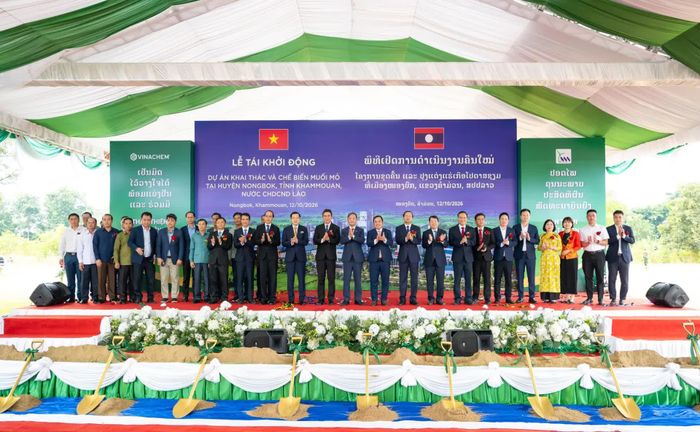 Các đại biểu tham dự chụp ảnh kỉ niệm.