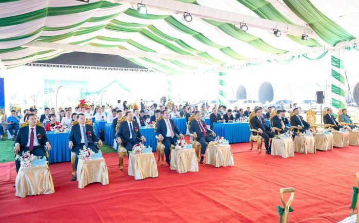 Các đại biểu tham dự lễ tái khơi động dự án khai thác và chế biến muối mỏ Nghi thức Tái khởi động Dự án khai thác và chế biến muối mỏ tại huyện Nongbok, tỉnh Khammouan.