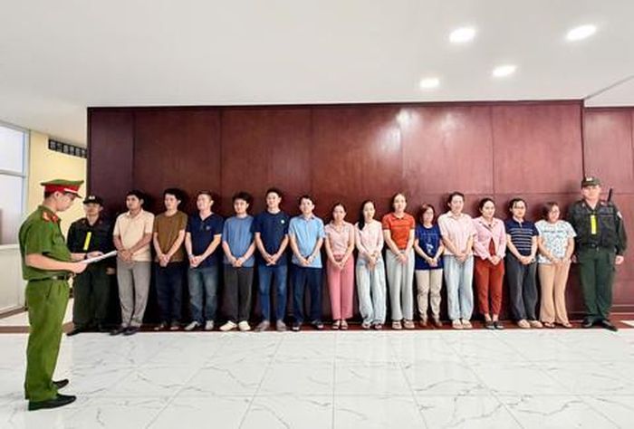 Công an tống đạt các quyết định tố tụng