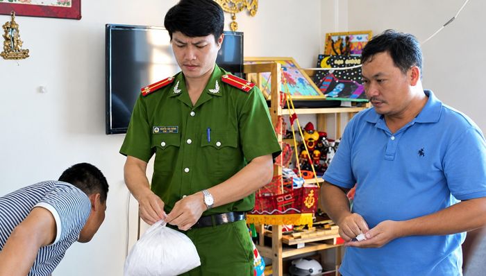 Công an khám xét Công ty E-Birds ở TPHCM năm 2015 tìm thấy lượng lớn Salbutamol