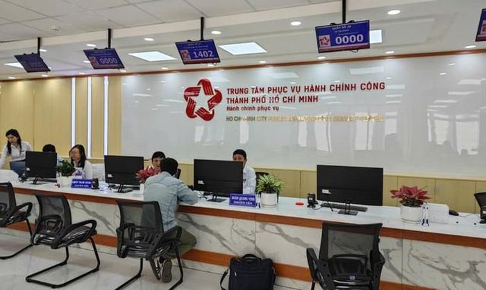 Trung tâm Phục vụ hành chính công TPHCM bố trí 61 công chức chuyên môn tiếp nhận, xử lý hồ sơ hành chính của người dân, doanh nghiệp