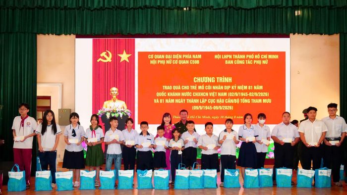 Bà Trịnh Thị Thanh - Trưởng ban Công tác phụ nữ, Phó Chủ tịch Thường trực Hội LHPN TPHCM - tặng quà cho các em dịp Quốc khánh 2/9/2026