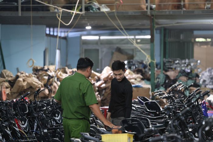 Bên trong một cơ sở gia công , sản xuất xe điện không rõ nguồn gốc bị kiểm tra và xử lý trong năm 2026. Ảnh: ĐỨC NAM