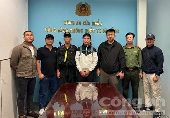Lực lượng chức năng bàn giao đối tượng ERDENEMUNKH BARKHAS cho Cảnh sát Mông Cổ.
