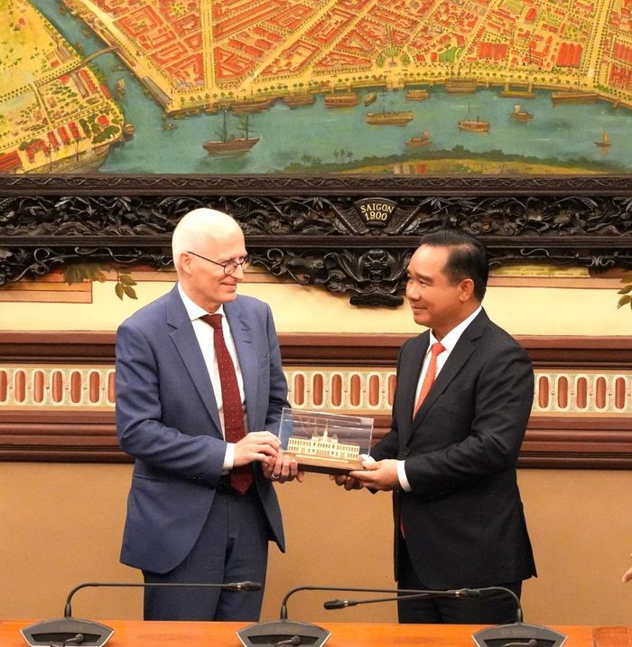 Chủ tịch UBND TPHCM Nguyễn Văn Được trao quà cho Thị trưởng thứ nhất thành phố Hamburg