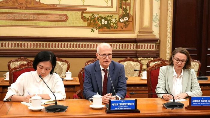 Thị trưởng thứ nhất thành phố Hamburg Peter Tschentscher (giữa ) phát biểu