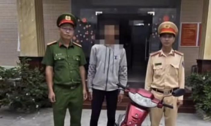 Người điều khiển xe máy buông hai tay bị mời làm việc.