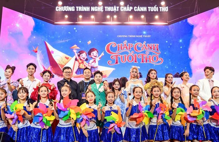 Các em nhỏ chụp ảnh kỷ niệm cùng các đại biểu, nghệ sĩ và ê-kíp thực hiện chương trình.
