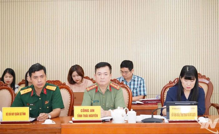  Đại diện Công an tỉnh báo cáo tại Cuộc họp. Nguồn ảnh: Báo Thái Nguyên 