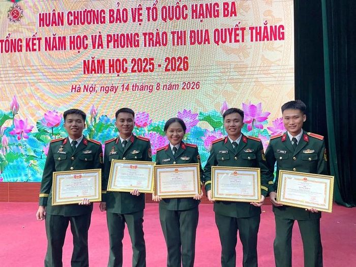 Hoàng Thị Thanh Thúy (giữa) nhận Bằng khen của Bộ trưởng Bộ Quốc phòng vì đã có thành tích xuất sắc trong công tác từ năm 2024 đến năm 2025. Ảnh: NVCC 