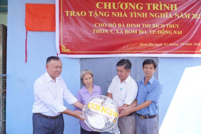 Đại diện cấp uỷ, Chính quyền và Ban công tác Mặt trận thôn 5, xã Bom Bo tặng quà gia đình bà Đinh Thị Bích Thuỷ