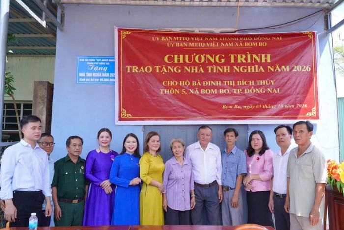 Cán bộ, công chức Uỷ ban MTTQ Việt Nam xã cùng Cấp uỷ, Chính quyền và Ban công tác Mặt trận thôn 5, xã Bom Bo chụp hình cùng gia đình bà Đinh Thị Bích Thuỷ