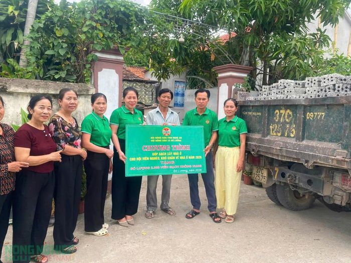Ban Thường vụ hội Nông dân xã Đô Lương trao hỗ trợ“Viên gạch nghĩa tình” cho hội viên