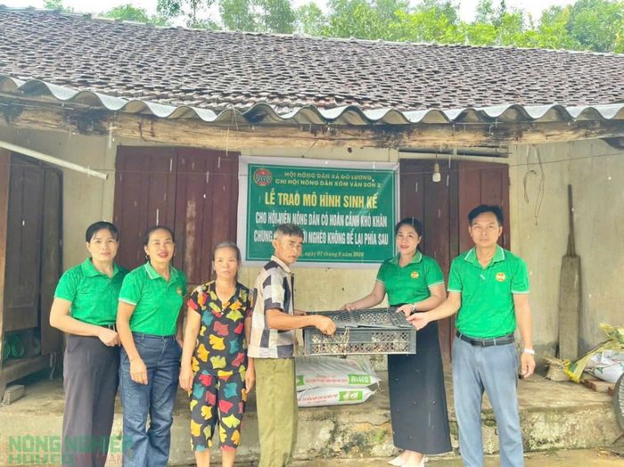 Ban Thường vụ hội Nông dân xã Đô Lương trao mô hình sinh kế cho hội viên