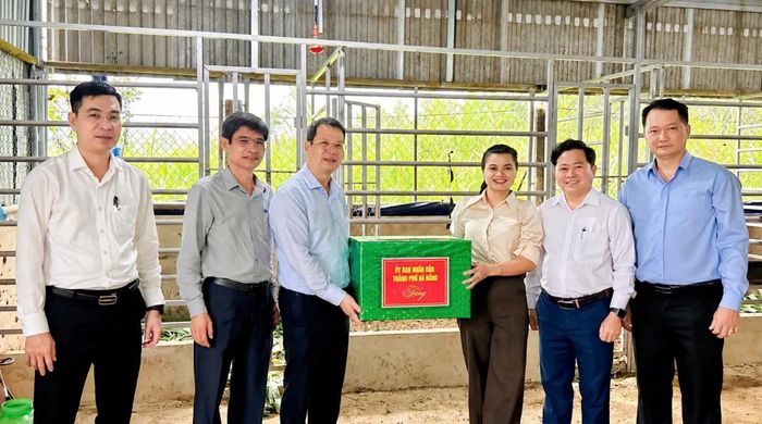 Chủ tịch UBND TP Đà Nẵng Nguyễn Mạnh Hùng thăm mô hình nuôi hươu lấy nhung và trao quà động viên các hộ dân tại xã Phước Chánh.