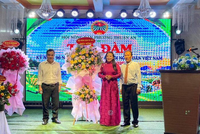 Đồng chí Nguyễn Chí Quang, Thành ủy viên, Ủy viên Ban Chấp hành Trung ương Hội Nông dân Việt Nam, Phó Chủ tịch Ủy ban MTTQ Việt Nam thành phố, Chủ tịch Hội Nông dân thành phố tặng hoa chúc mừng
