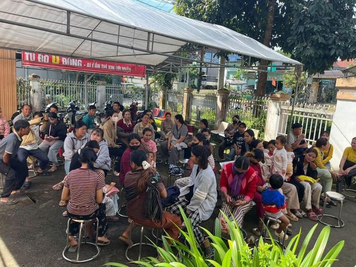 Người dân tập trung đông đủ từ sáng sớm để chờ khám sức khỏe