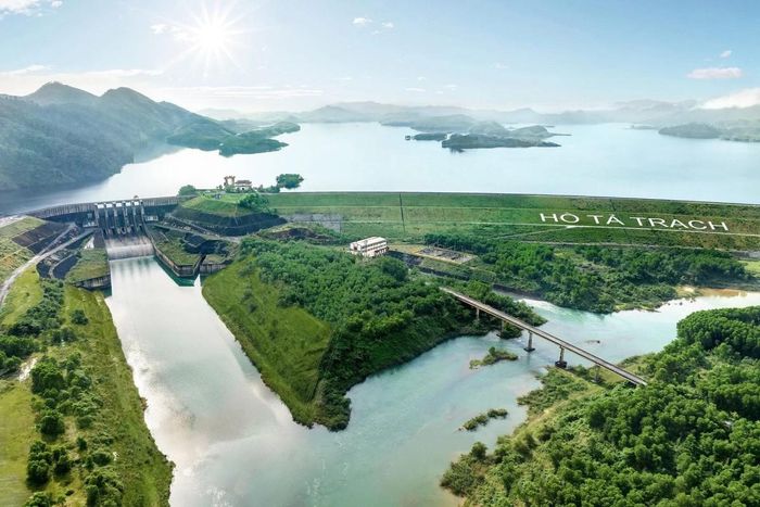 Nằm ở thượng nguồn sông Hương, hồ chứa nước Tả Trạch có dung tích 646 triệu m³