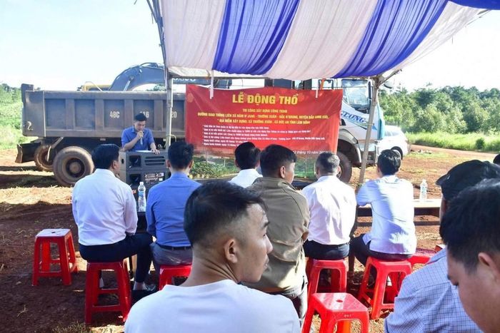 Đại diện Ban Quản lý dự án đầu tư xây dựng khu vực Đắk Song đề nghị các đơn vị tư vấn, giám sát và thi công tuân thủ hồ sơ thiết kế được duyệt, thực hiện nghiêm các quy định về an toàn lao động, vệ sinh môi trường