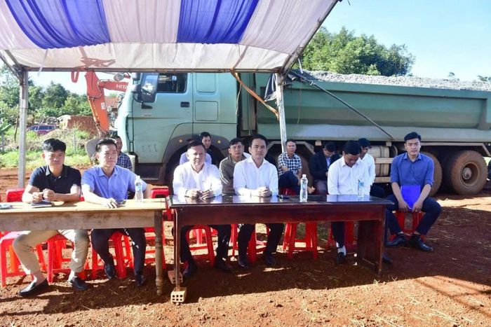 Lãnh đạo Đảng ủy, UBND xã Đức An cùng đại diện các cơ quan, đơn vị liên quan và đông đảo người dân địa phương tham dự lễ động thổ