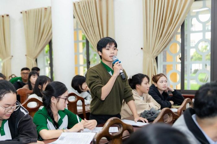...cùng sự tham gia của Sinh viên