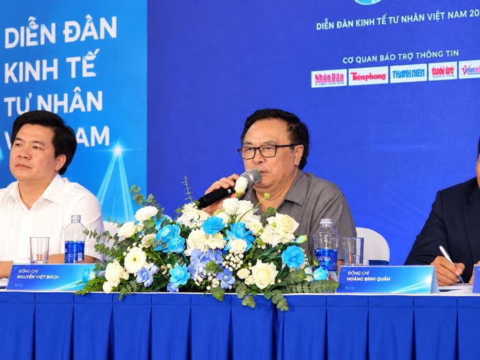 Ông Hoàng Bình Quân, nguyên Ủy viên Trung ương Đảng, nguyên Trưởng Ban Đối ngoại Trung ương, Chủ tịch danh dự Hội Doanh nhân trẻ Việt Nam tại Diễn đàn  (Ảnh: Phan Chính).