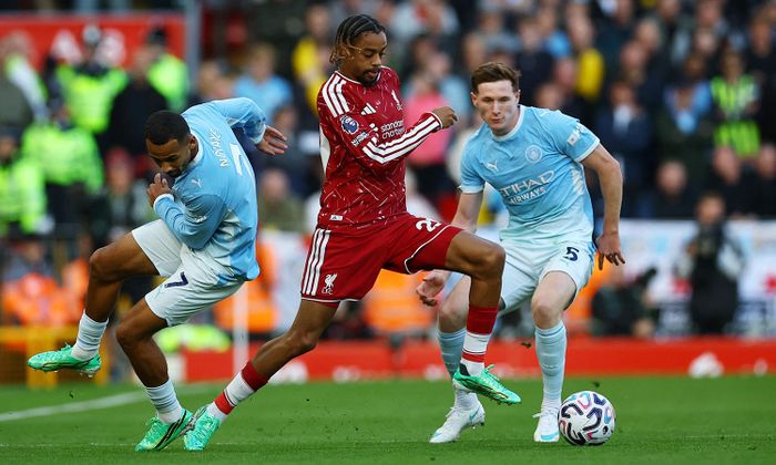 Liverpool chiếm ưu thế trước khi Gravenberch nhận thẻ đỏ. (Ảnh: Reuters)