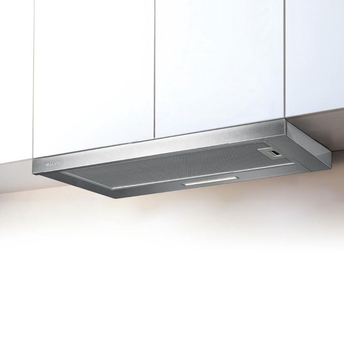 Giấu máy hút mùi trong tủ có thể gây bất tiện khi sử dụng. (Ảnh: Happynest) 