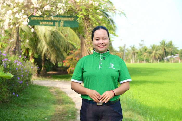 Chị Thạch Thị Chal Thi, nhà sáng lập Sokfarm, lựa chọn phát triển nghề thu mật hoa dừa nhằm gia tăng giá trị cây dừa và tạo sinh kế ổn định cho người dân địa phương.
