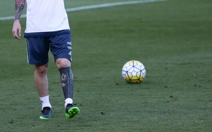 Messi với chân trái bao phủ với mực đen - Ảnh: Reuters