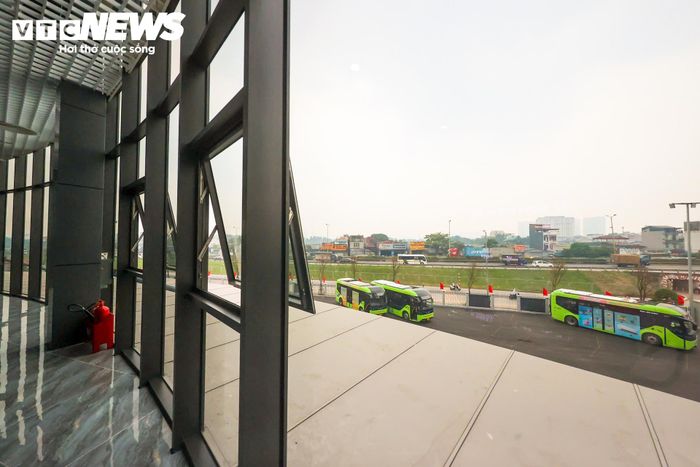 Các khu vực dành cho xe buýt, taxi cũng được bố trí để hỗ trợ hoạt động đón, trả khách.