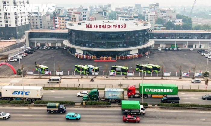 Công trình khởi công trong quý II/2025. Theo thiết kế, diện tích xây dựng khoảng 3.445 m², tổng diện tích sàn hơn 14.500 m², chiều cao 19,2 m. Bến xe gồm ba tầng nổi và một tầng hầm.