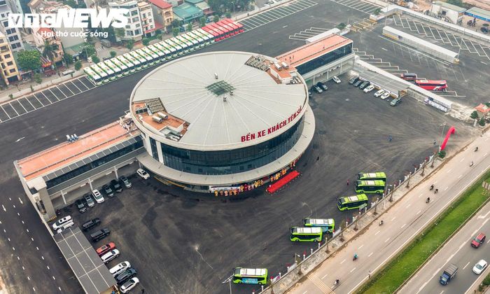 Tòa nhà trung tâm có hình tròn, diện tích khoảng 2.000 m². Công trình sử dụng nhiều vách kính, tận dụng ánh sáng tự nhiên và tạo không gian thông thoáng bên trong.