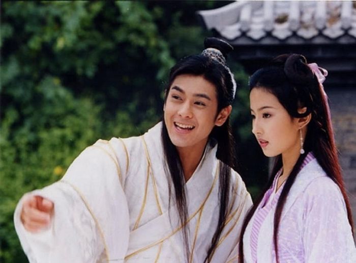 Ở bản thảo đầu, Kim Dung để Đoàn Dự lấy Vương Ngữ Yến, sau đó ông sửa lại kết cục, để chàng lấy Mộc Uyển Thanh và Chung Linh.