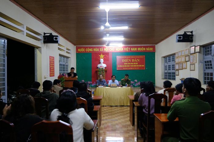 Diễn đàn Tháng lắng nghe dân nói tại thôn Nâm Rơ Mai