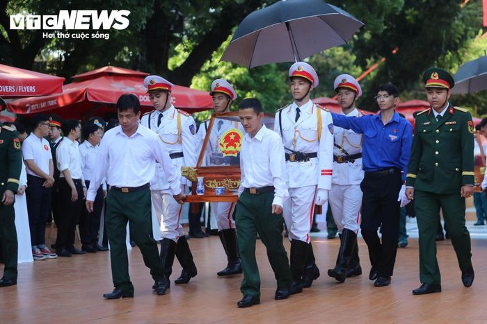 Tại buổi tổng duyệt, các lực lượng thực hành nghi thức đưa tiểu quách hài cốt liệt sĩ lên xe, kiểm tra trình tự thực hiện và sự phối hợp giữa các bộ phận trong đoàn di chuyển.