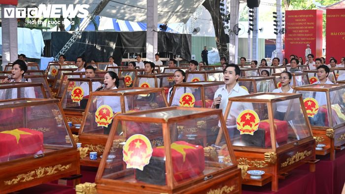 Khu vực hành lễ được bố trí hàng ghế dành cho các đại biểu đến dâng hương, tưởng niệm.