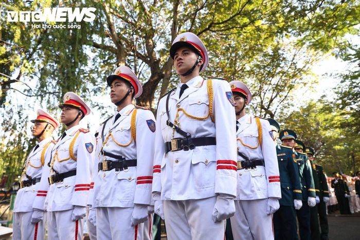 Trong phút mặc niệm, các đại biểu cùng hướng về những người đã ngã xuống, thể hiện đạo lý “Uống nước nhớ nguồn”.