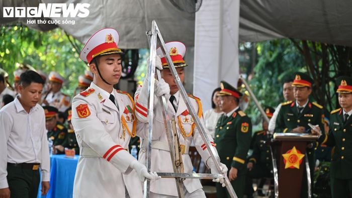 Khoảng 1.000 đại biểu tham dự, gồm cán bộ, chiến sĩ lực lượng vũ trang thành phố, đại diện các cơ quan, ban, ngành, cựu chiến binh, đoàn viên, thanh niên và người dân.