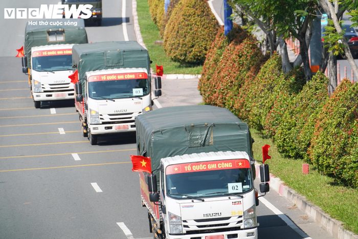 Đội hình đoàn xe gồm xe dẫn đường, xe chỉ huy, xe quân kỳ, xe danh dự, xe chở hoa, 8 xe chở hài cốt liệt sĩ, xe chở đại biểu và xe kiểm soát quân sự.
