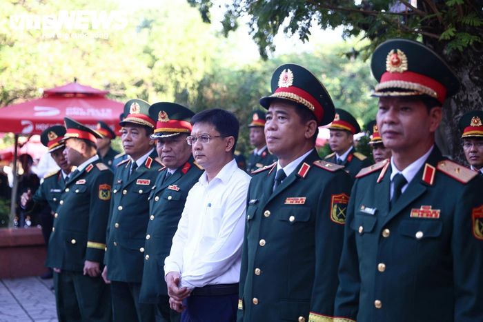 Ông Nguyễn Mạnh Cường, Phó Chủ tịch UBND TP.HCM, Trưởng Ban Chỉ đạo về tìm kiếm, quy tập và xác định danh tính hài cốt liệt sĩ TP.HCM, cùng các đại biểu thành kính tưởng niệm những người đã hy sinh vì độc lập, tự do của Tổ quốc.