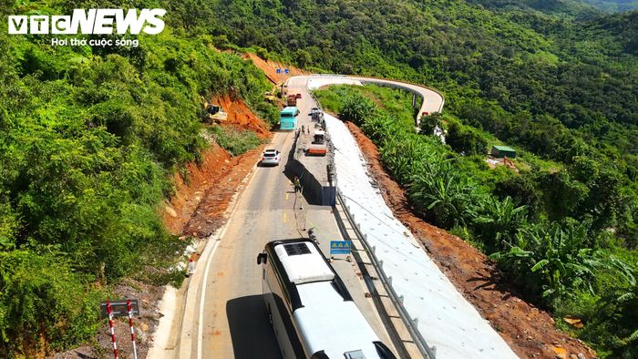 Có mặt tại hiện trường, sáng 12/10, ông Lê Văn Chung, Phó Giám đốc Ban Quản lý dự án đường bộ Miền Trung, cho biết tại điểm sụt lún này những ngày qua, do mưa lớn kéo dài khiến nền đất bên bờ taluy âm bão hòa nước và sụt lún theo phương thẳng đứng kéo bờ taluy và mặt đường xuống.
