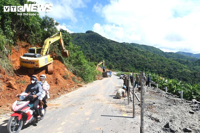 Hiện tại, các máy múc đang đào vào taluy dương trên đèo Đại Ninh để mở rộng làn đường và thi công đoạn đường rộng 4m, dài khoảng 160m sau đó lu lèn, trải nhựa hoàn chỉnh giúp các phương tiện đi lại an toàn.