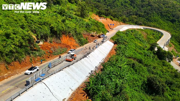 Cũng theo ông Chung, sau khi có mặt tại hiện trường xem xét, đánh giá tình hình, đơn vị quyết định nắn đường vào phía taluy dương để mở rộng làn đường thêm 4m, dài khoảng 160m để thi công làn đường mới. Phần đường bị sạt lở sẽ được đóng lại tiếp tục theo dõi.
