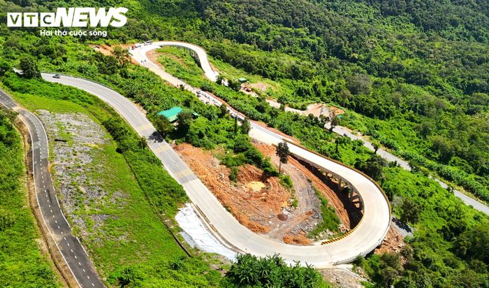 Quốc lộ 28b dài khoảng 68 km, kết nối Phan Thiết - Mũi Né với Đà Lạt. Dự án cải tạo, nâng cấp tuyến đường có tổng mức đầu tư hơn 1.400 tỷ đồng, do Cục Đường bộ Việt Nam (Bộ Xây dựng) làm chủ đầu tư, Ban Quản lý dự án đường bộ miền Trung trực tiếp điều hành. Tuyến đường đã hoàn thành thảm nhựa hôm 16/9.