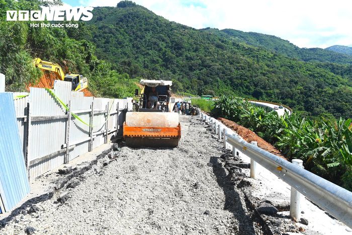 Phần đường bị nứt, sụt lún được máy móc, phương tiện lu lèn, đổ đá cấp phối bằng chiều cao mặt đường cũ.